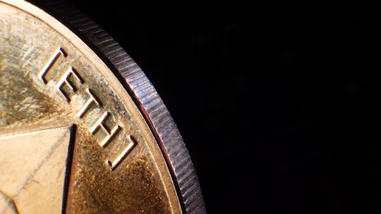captura de macro en bucle de una moneda de ethereum de criptomoneda digital de economía descentralizada con espacio de copia para títulos y fondos