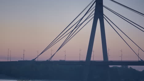 Drone-Disparó-El-Puente-De-La-Ciudad-Sobre-El-Fondo-Del-Cielo-Nocturno.-Paisaje-Urbano-Al-Atardecer.