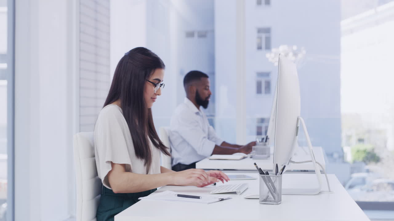 zwei geschäftsleute mit ihren computern