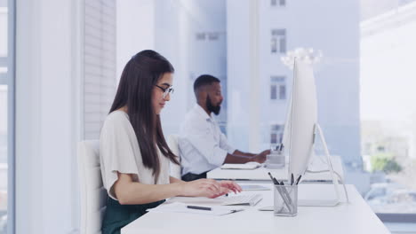 dos hombres de negocios usando sus computadoras