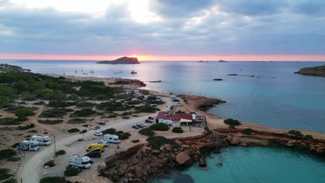 Gran-Vista-Aérea-Superior-Vuelo-Atardecer-Cielo-Nublado-Playa-Ibiza-España-Cala-Comte