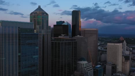 Luftaufnahme-Des-Sonnenuntergangs-über-Der-Skyline-Der-Innenstadt-Von-Seattle