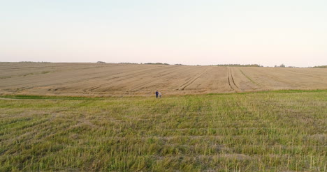 Jóvenes-Agricultores-Discutiendo-En-El-Campo-De-Maíz-7