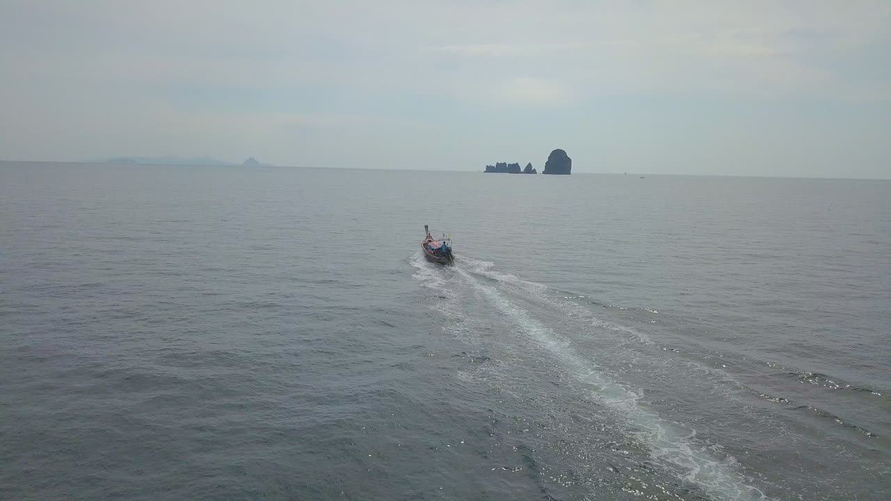 аэрофотосъемка катера водного такси на закате у побережья таиланда