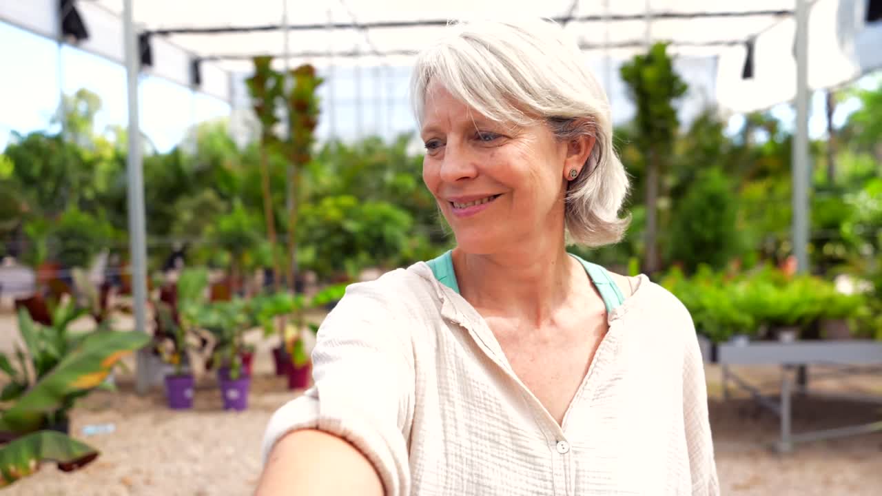 женщина в теплице