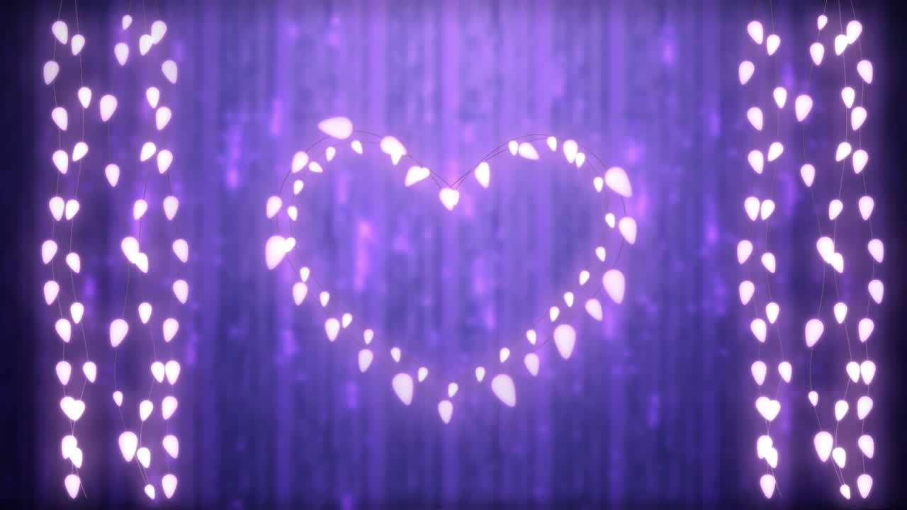 corazón brillante y cuerdas de luces de hadas sobre fondo púrpura
