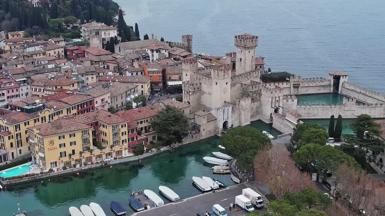 Explorando os edifícios históricos à beira do lago nos Alpes da Itália