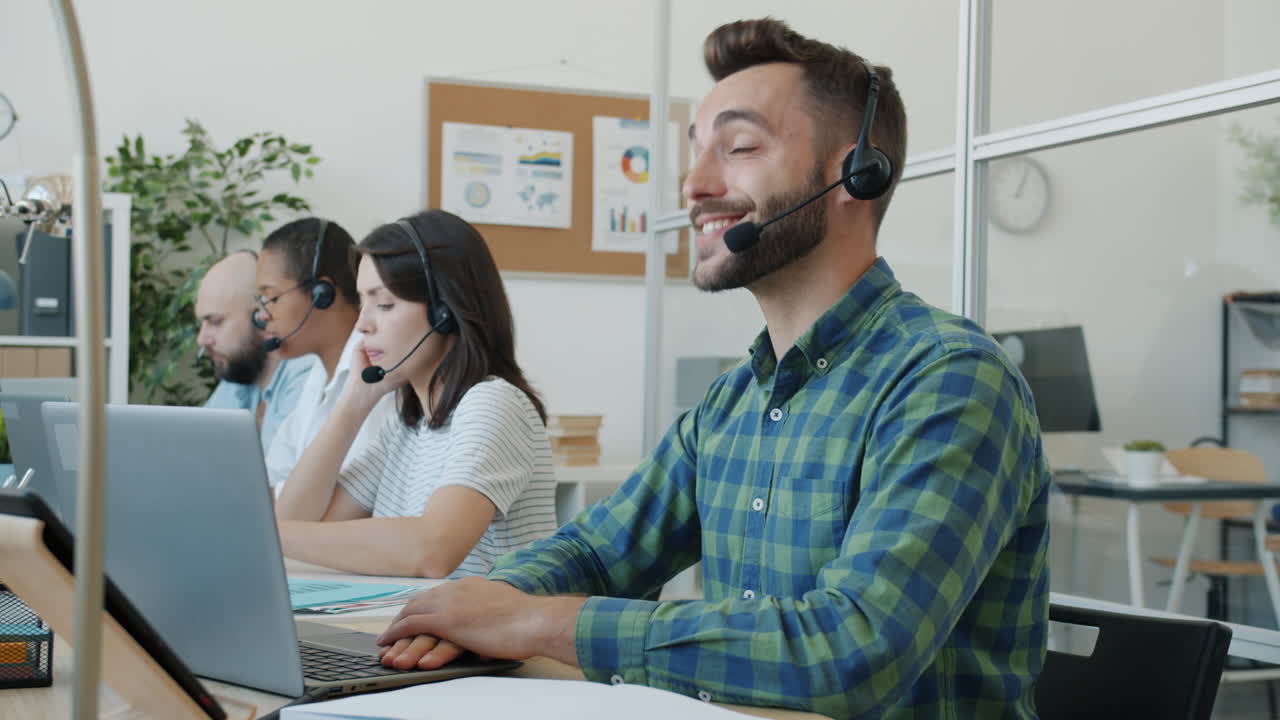 equipo de servicio al cliente en acción