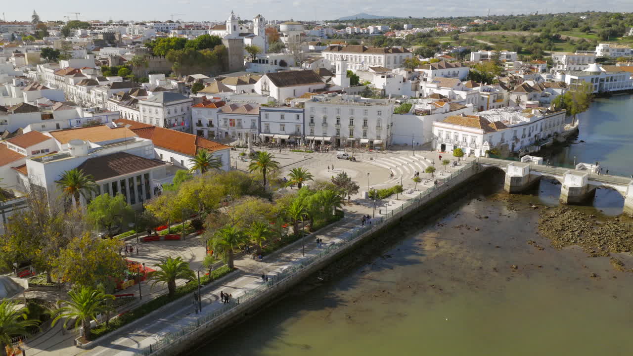 Vista aérea de la ciudad de Tavira, en el Algarve (Portugal), y vista del puente romano
