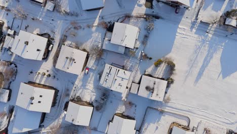 Los-Tejados-De-Las-Casas-Cubiertas-De-Nieve-Bajo-La-Luz-Del-Sol-De-Invierno.