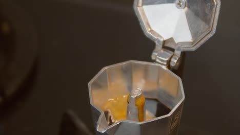 preparación de café en una cafetera moka casi llena, de cerca