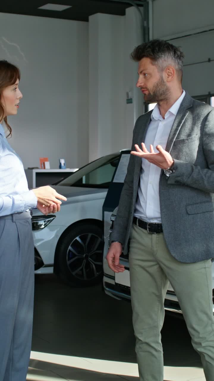 discusión sobre ventas de automóviles