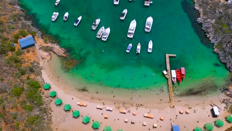 Toma-Aérea-De-Una-Playa-Caribeña-Llena-De-Yates