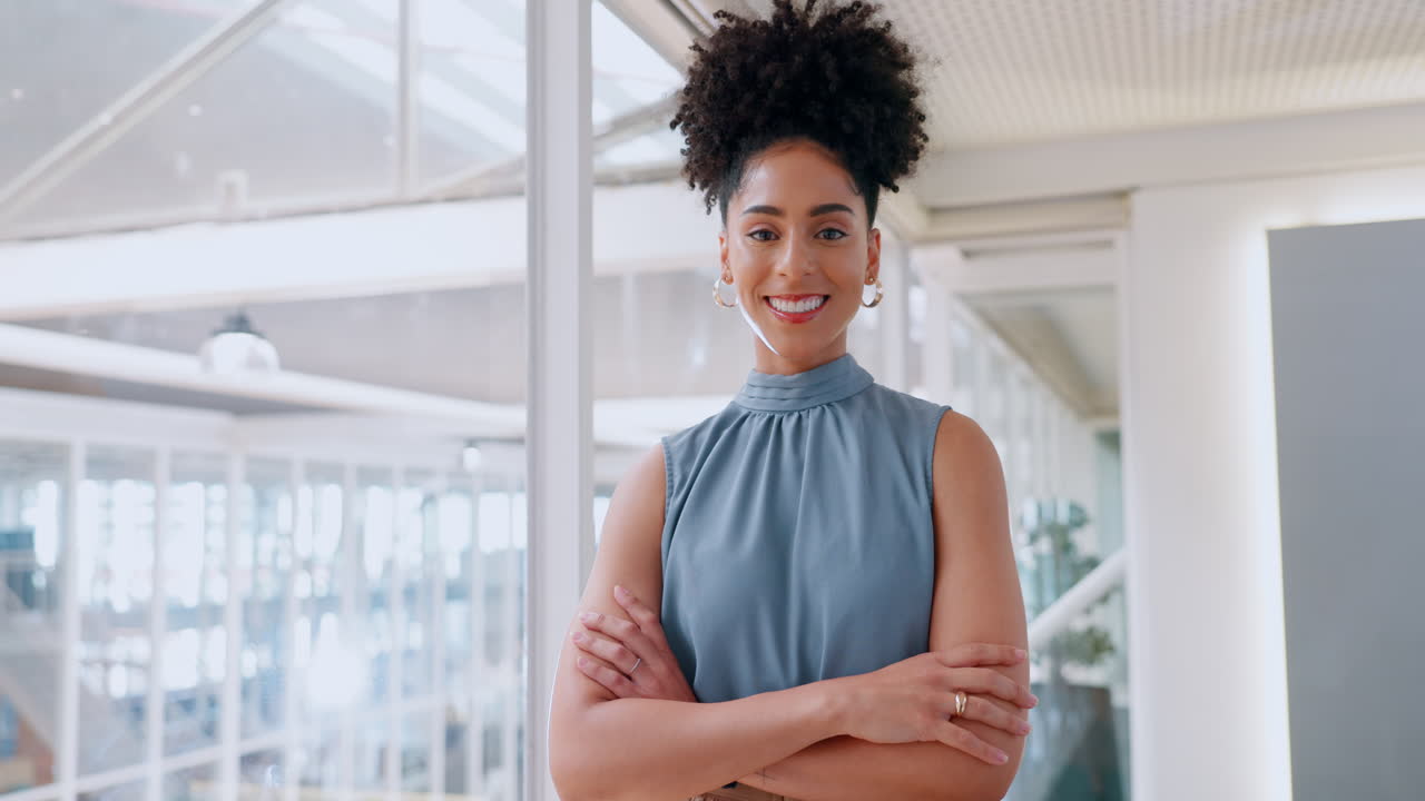 feliz, sorriso e rosto de mulher de negócios no escritório