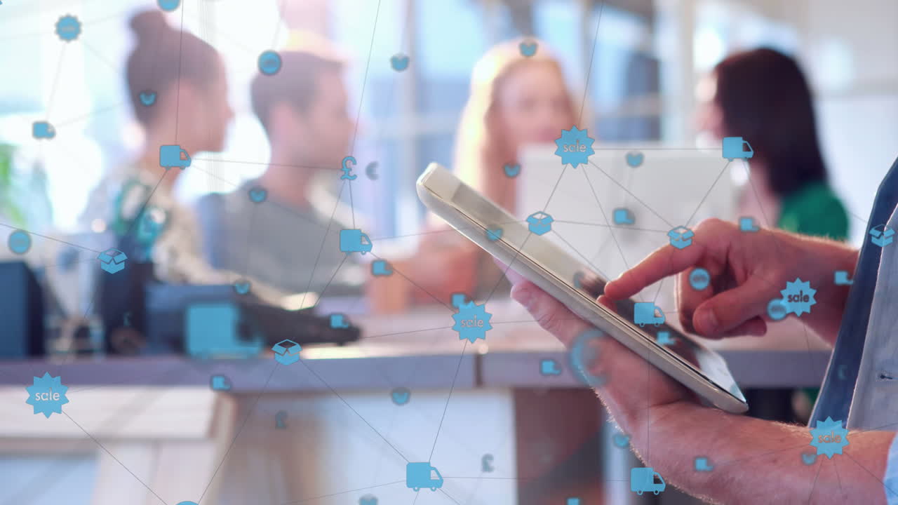 iconos de red de conexión contra la sección media de la persona que usa la tableta digital