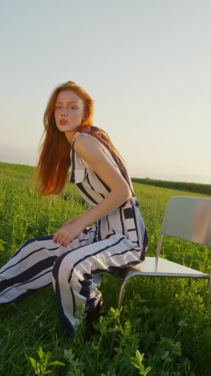 들판 에 있는 줄무 복 을 입은 여자