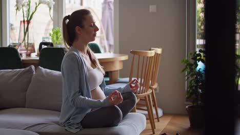 pregnant woman meditate at home