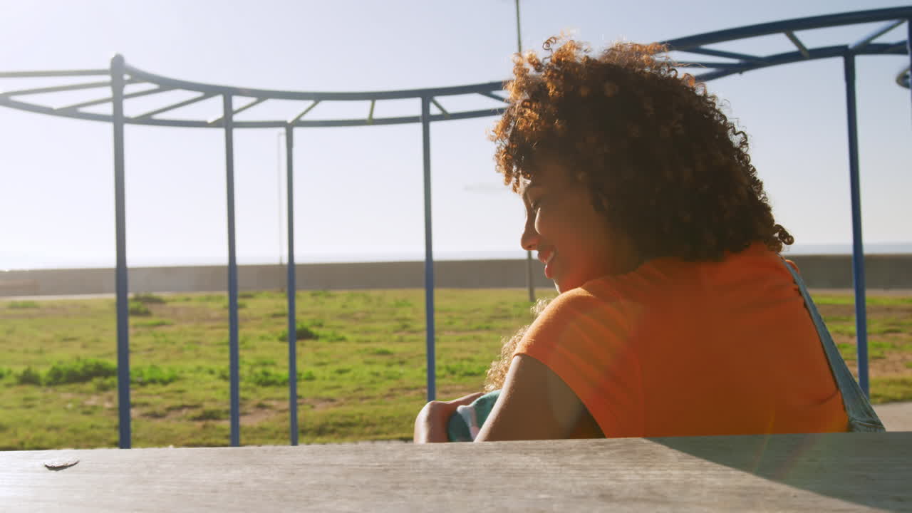 madre e hijo divirtiéndose en el patio de recreo