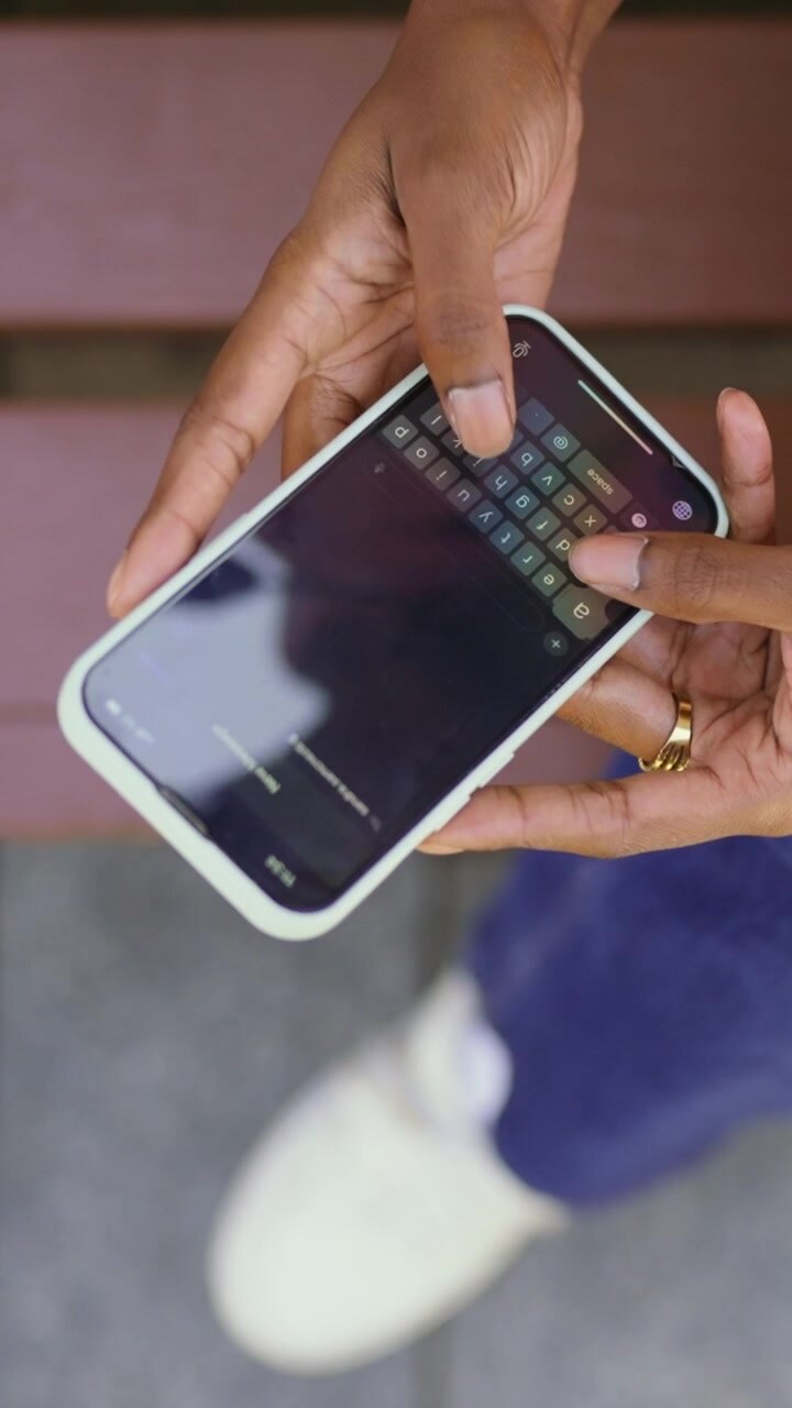 Persona che scrive un messaggio su uno smartphone