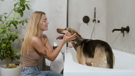 Frau-Und-Hund-Im-Badezimmer