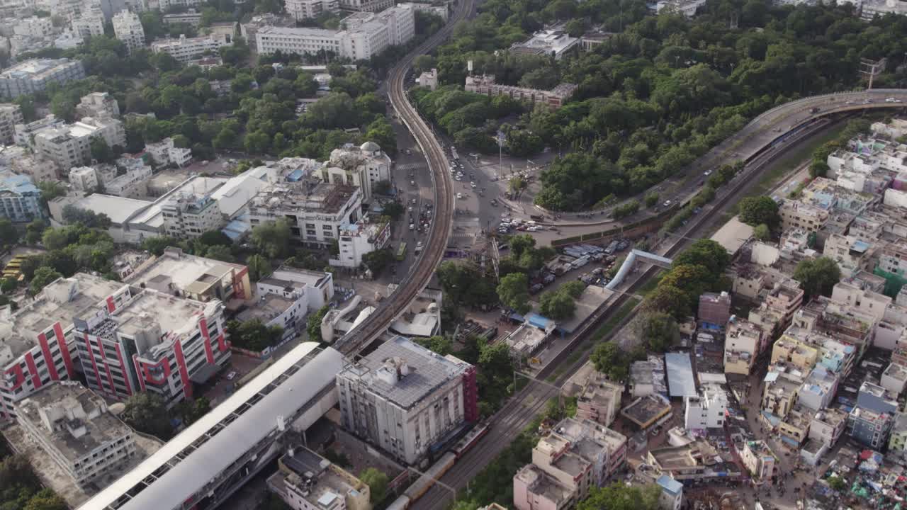 Video Udara Menampilkan Jalur Kereta Api dan Metro Paralel di Hyderabad