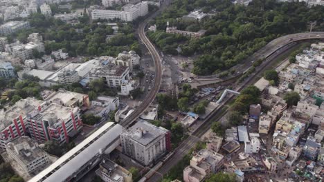 video aéreo que muestra las líneas paralelas de ferrocarril y metro en hyderabad