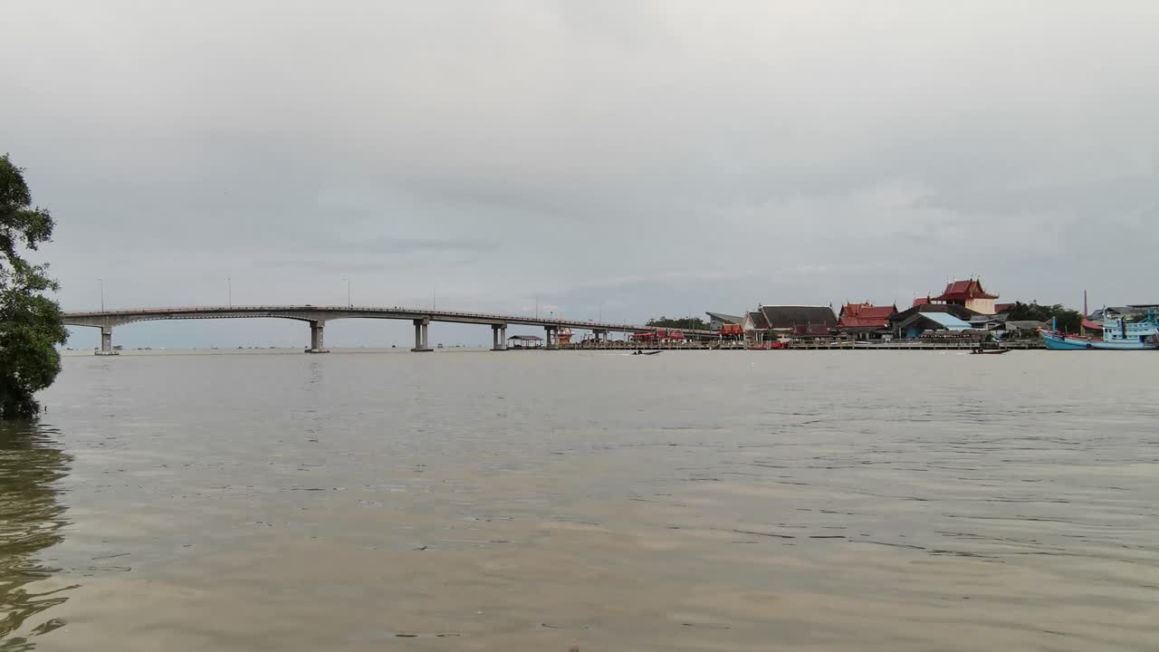 pueblo pesquero y puente con vistas al río bang tabun, tailandia