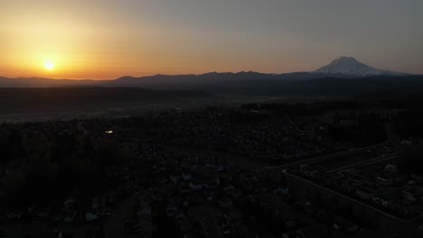 Panorámica-Aérea-Del-Amanecer-Y-Una-Montaña-En-El-Horizonte