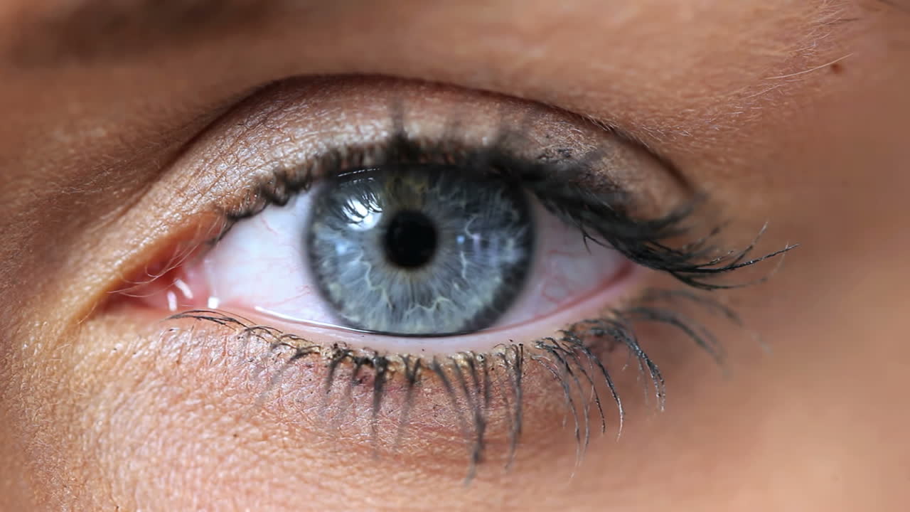 여자가 눈을 뜨고