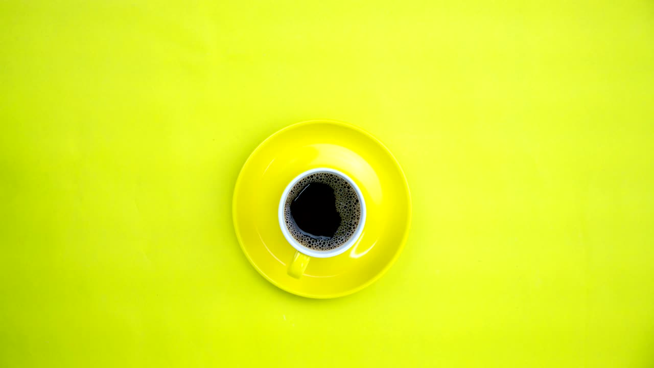 animación en stop motion de objetos educativos y taza de café en papel amarillo fondo imágenes de lapso de tiempo
