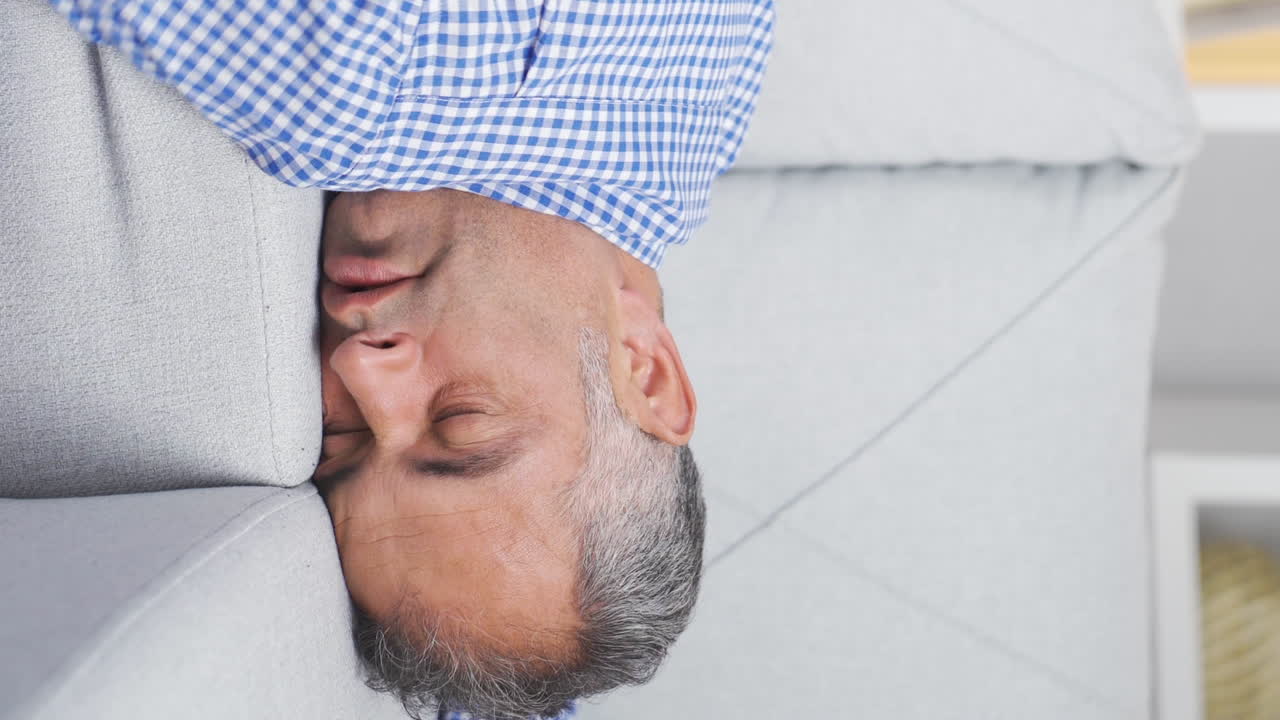 video vertical de un hombre cansado y somnoliento.