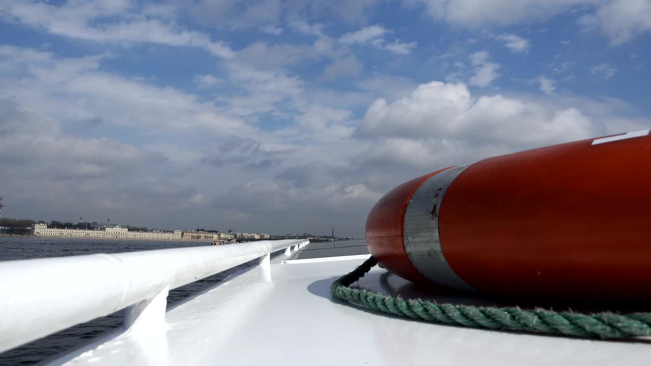 el anillo de vida se encuentra en el techo de la nave