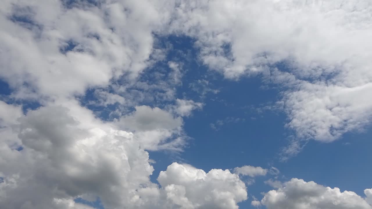 hiper lapso de hermosas formaciones de nubes blancas y esponjosas en un cielo azul profundo de verano
