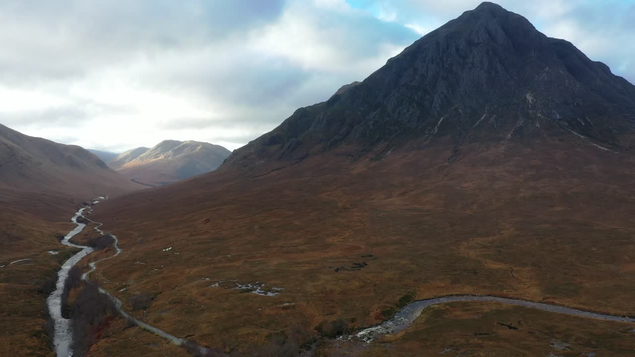 전경에서 buachaille etive mor와 함께 glen etive 계곡을 향해 매우 천천히 움직이는 항공 영상