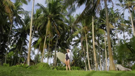 donna che posa con una tavola da surf