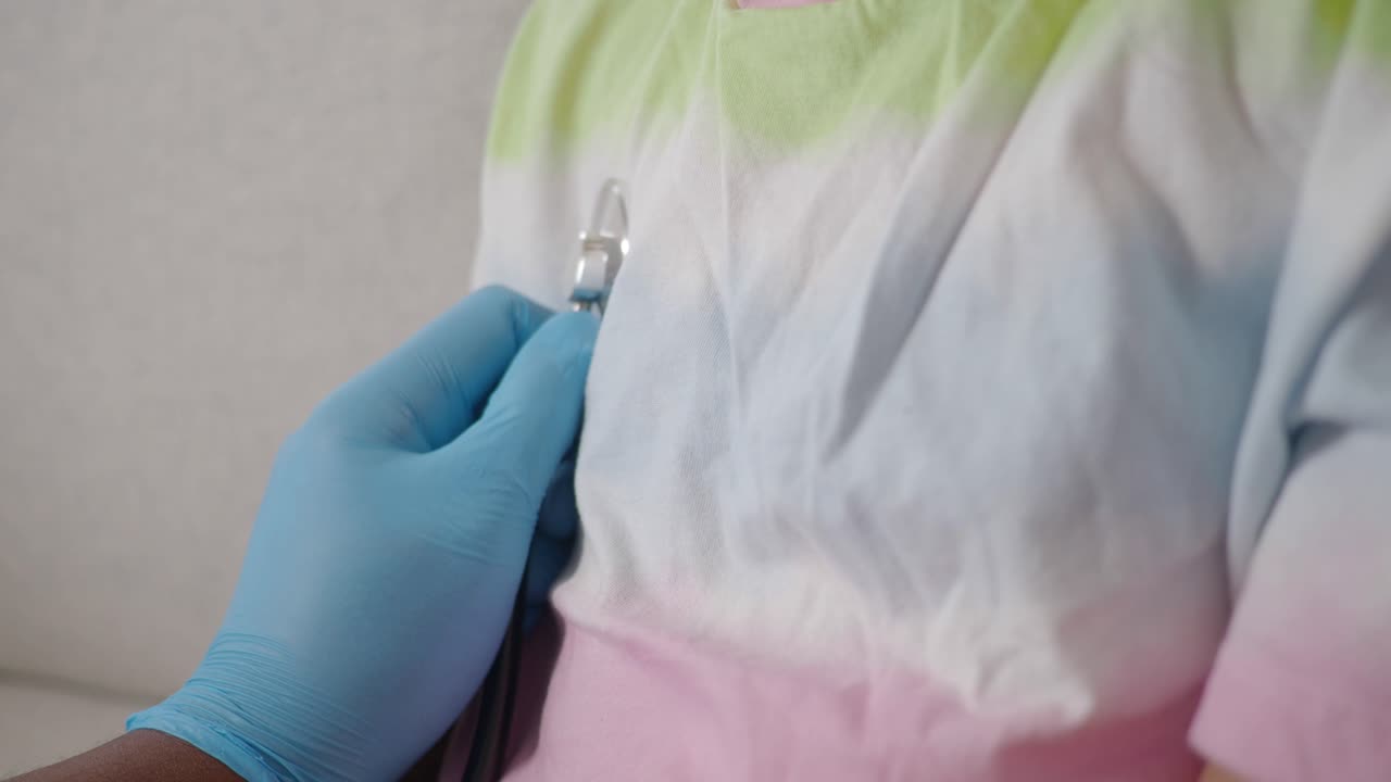 examen médico con estetoscopio