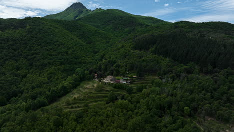 Majestätischer-Berg-Montseny-Und-Waldlandschaft-Spaniens,-Hyperlapse-Aus-Der-Luft