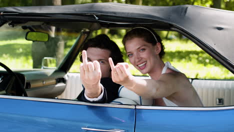 sólo una pareja casada en un coche.