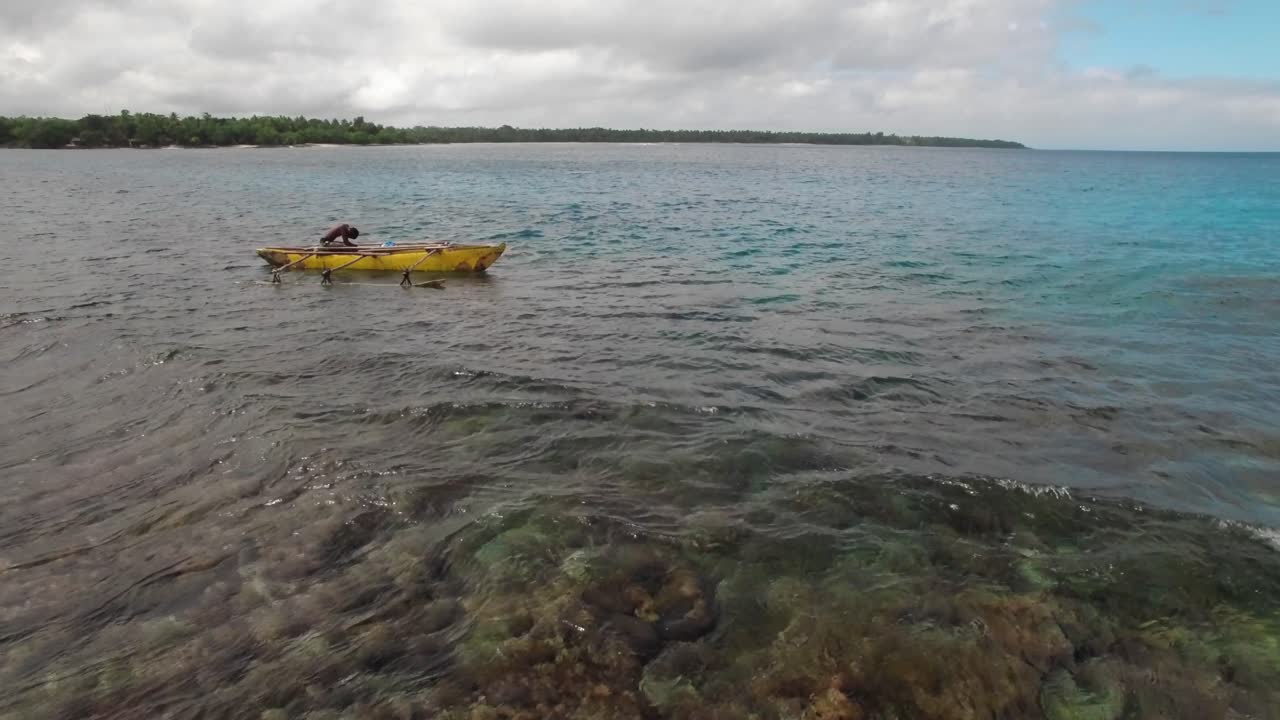 vista aérea estática en un barco de pescadores local con estabilizador en aguas poco profundas del mar tropical