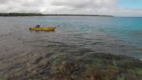 vista aérea estática en un barco de pescadores local con estabilizador en aguas poco profundas del mar tropical