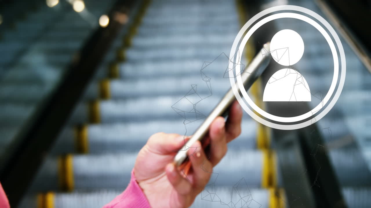 animación de la red de conexiones y el icono de las personas sobre la mujer que usa un teléfono inteligente