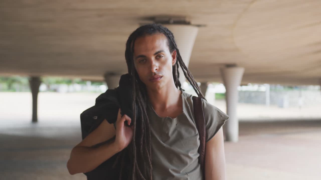 hombre de raza mixta mirando a la cámara