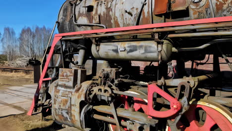 primer plano de un viejo tren de vapor abandonado con óxido a la luz del sol