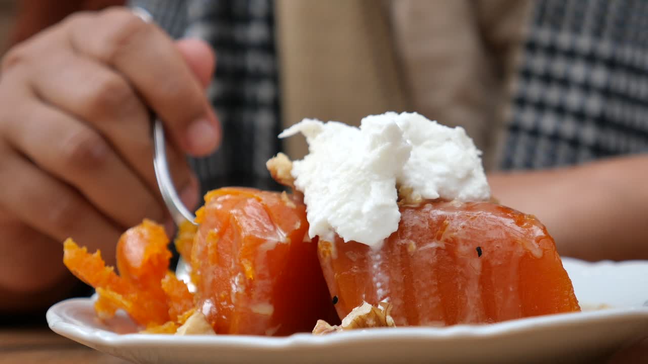 크림과 견과류와 함께 맛있는 터키 호박 디저트