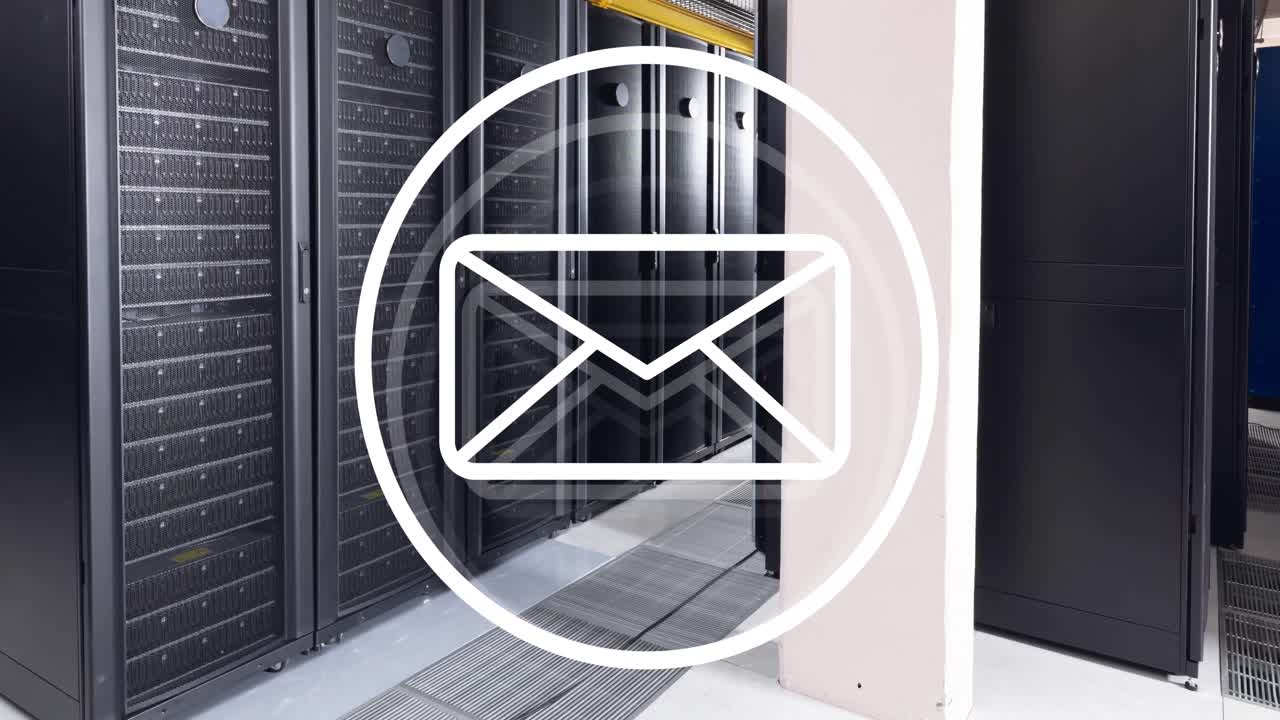 анимация конверта в круге над стойками серверов данных в серверной комнате