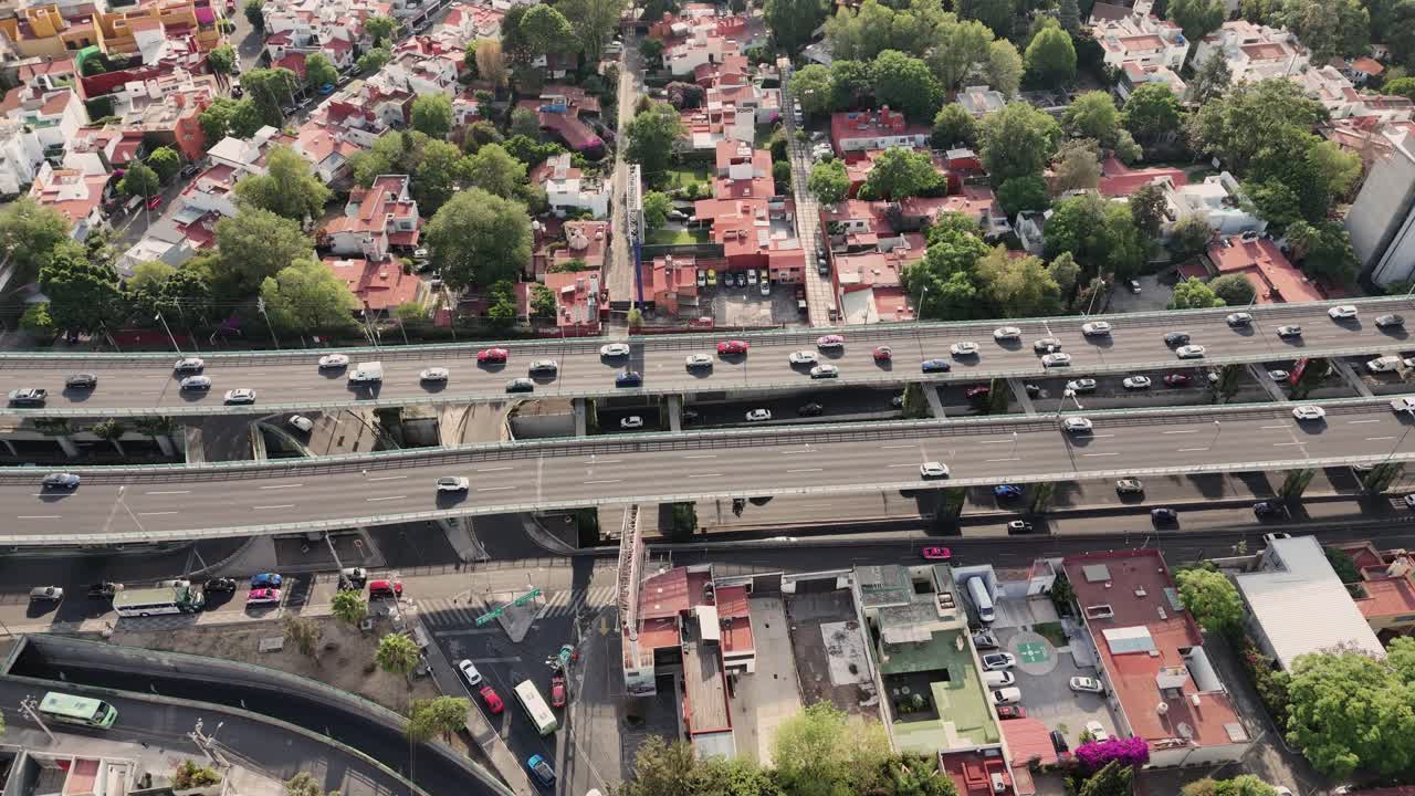 vista aérea en cámara lenta de las autopistas en el oeste de la ciudad de méxico