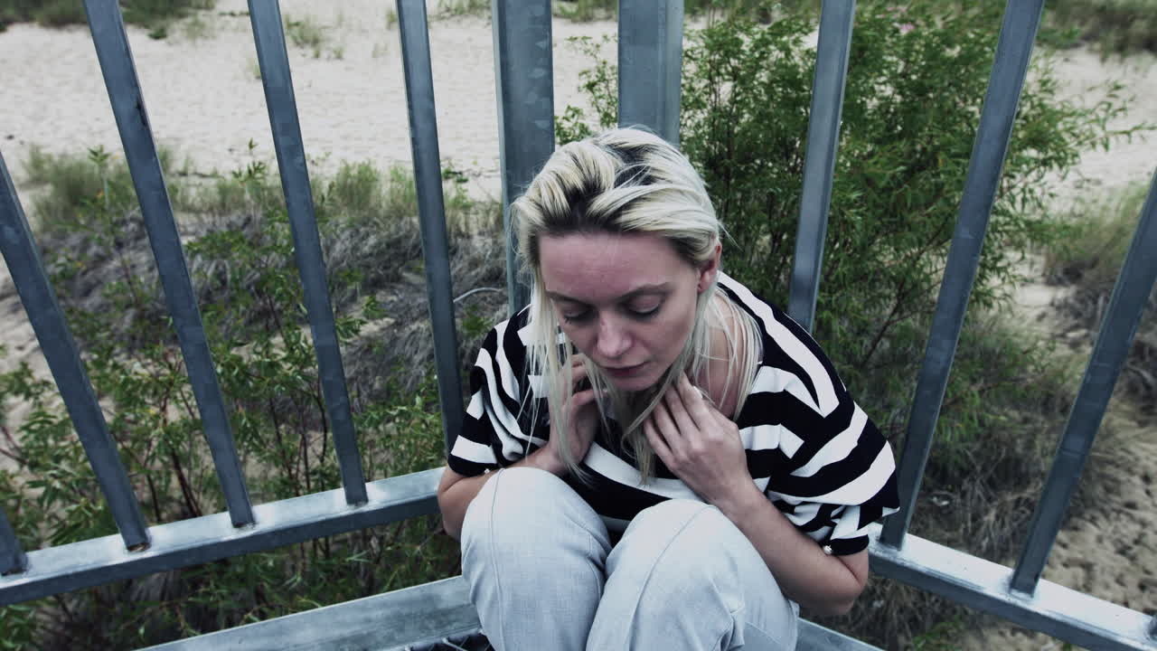 giovane donna che soffre di ansia e paura della depressione