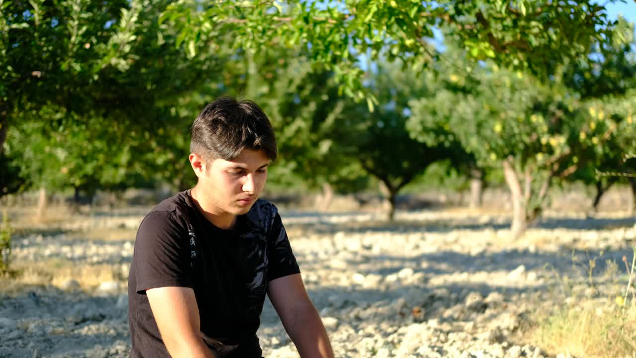 젊은 무슬림 들 이 자연 에서 예배 를 드리는 것