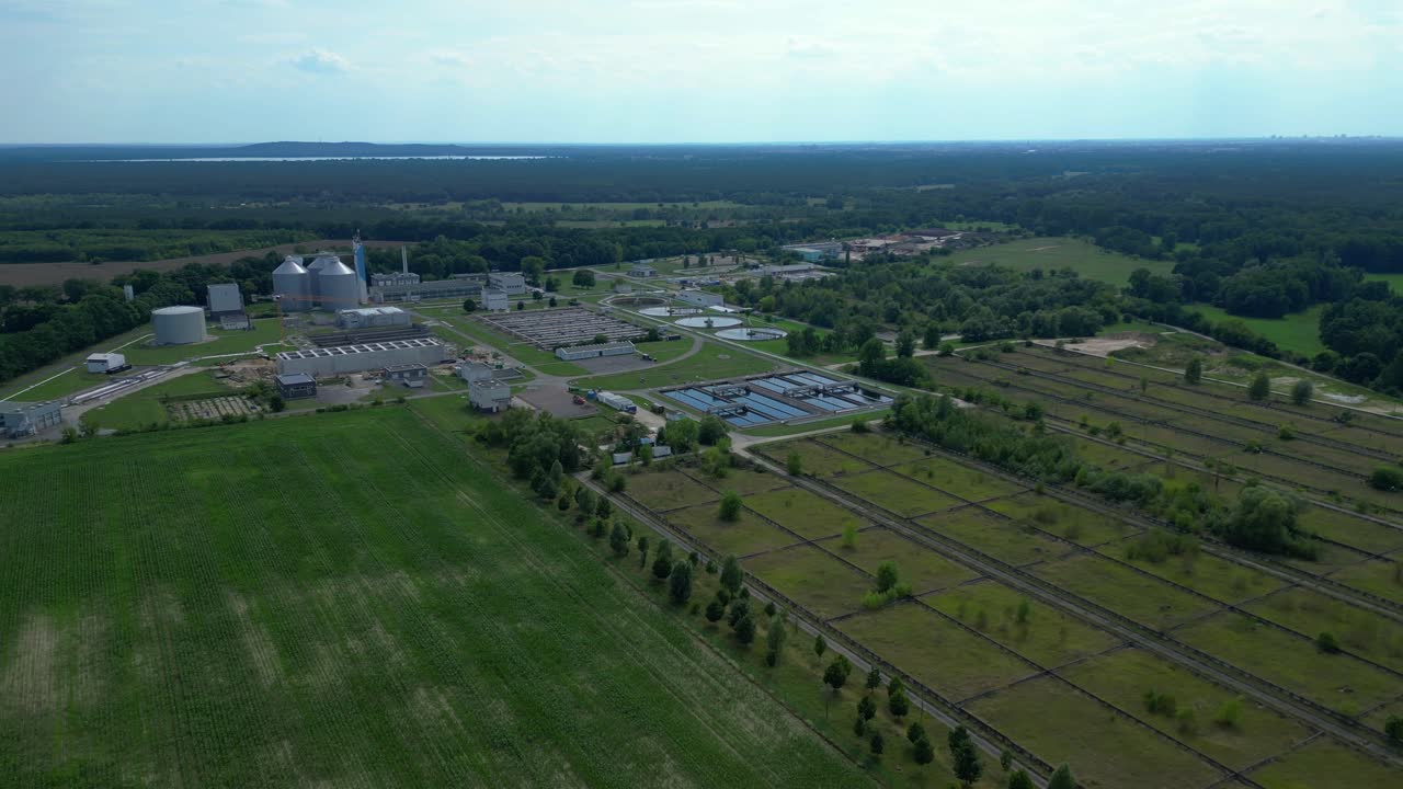 Veduta aerea di un impianto di trattamento delle acque reflue, che dimostra il processo di purificazione dell'acqua, garantendo la sostenibilità ambientale e la gestione delle risorse. Perfetta veduta aerea, volo panoramico con drone in orbita.