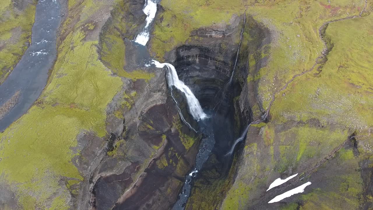 tomada aérea de un dron de la cascada háifoss 122 metros vista vertical